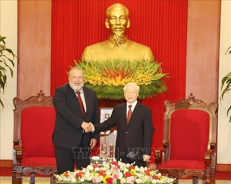 Nguyen Phu Trong y Manuel Marrero Cruz se dan la mano.