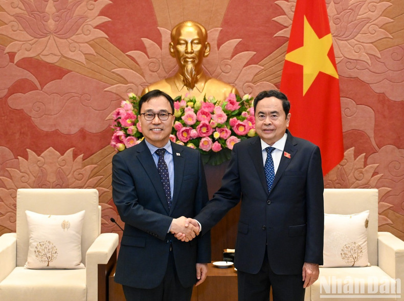 El presidente de la Asamblea Nacional de Vietnam, Tran Thanh Man, recibe al embajador de Corea del Sur en Hanói, Choi Young Sam. El presidente de la Asamblea Nacional de Vietnam, Tran Thanh Man, recibe al embajador de Corea del Sur en Hanói, Choi Young Sam.