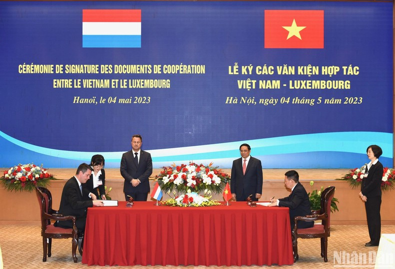 La rúbrica del Protocolo por el que se modifica el Convenio entre los dos Gobiernos para evitar la doble imposición y prevenir la evasión fiscal en materia de impuestos sobre la renta y el patrimonio, firmado el 4 de marzo de 1996 en Hanói.