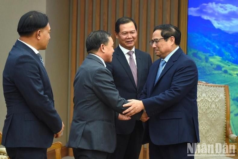 Minh Chinh conversa con los miembros de la delegación laosiana. Minh Chinh conversa con los miembros de la delegación laosiana.