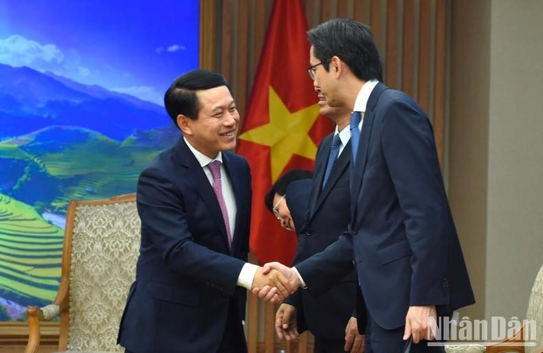 Saleumxay Kommasith y representantes de ministerios y agencias del Gobierno de Vietnam. Saleumxay Kommasith y representantes de ministerios y agencias del Gobierno de Vietnam.