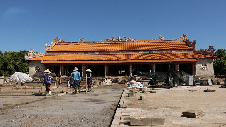 Los contratistas han acelerado la restauración del patio delantero.