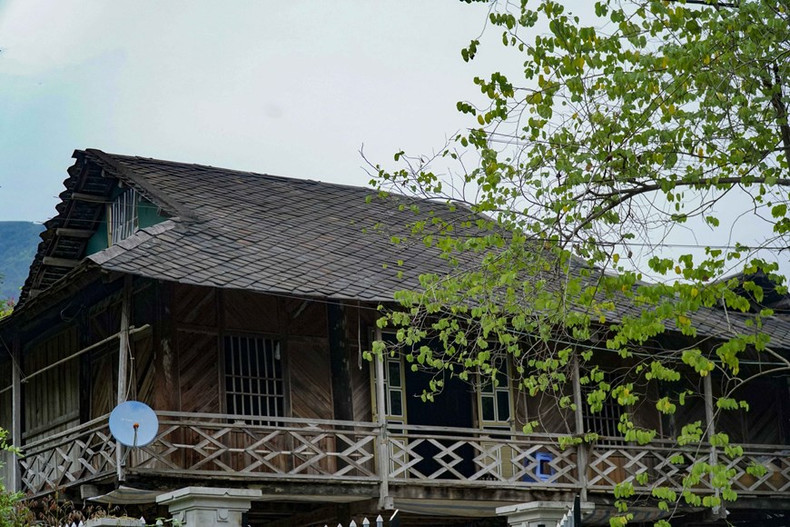 Las tradicionales casas sobre pilotes demuestran la belleza única de la comuna de Muong Lay.