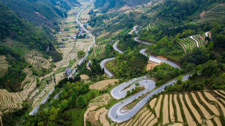 La pendiente de nueve curvas en la Carretera Nacional 4C o "Camino de la Felicidad". La pendiente de nueve curvas en la Carretera Nacional 4C o "Camino de la Felicidad".