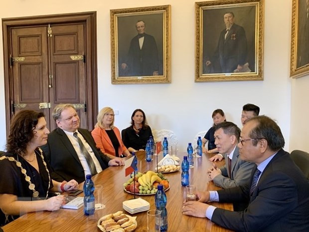 El embajador vietnamita, Thai Xuan Dung, se reune con Dagmar Skodova Parmova, alcaldesa de la ciudad de Ceske Budejovice. El embajador vietnamita, Thai Xuan Dung, se reune con Dagmar Skodova Parmova, alcaldesa de la ciudad de Ceske Budejovice.