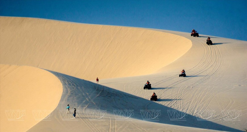 Juego de motos suben la colina de arena de Bau Trang. (Foto: Huu Thanh)