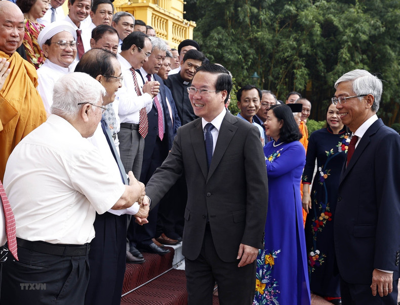 El presidente de Vietnam, Vo Van Thuong, da la bienvenida a la delegación. El presidente de Vietnam, Vo Van Thuong, da la bienvenida a la delegación.