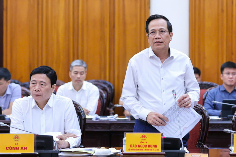 El ministro de Trabajo, Inválidos de Guerra y Asuntos Sociales, Dao Ngoc Dung, en la cita.