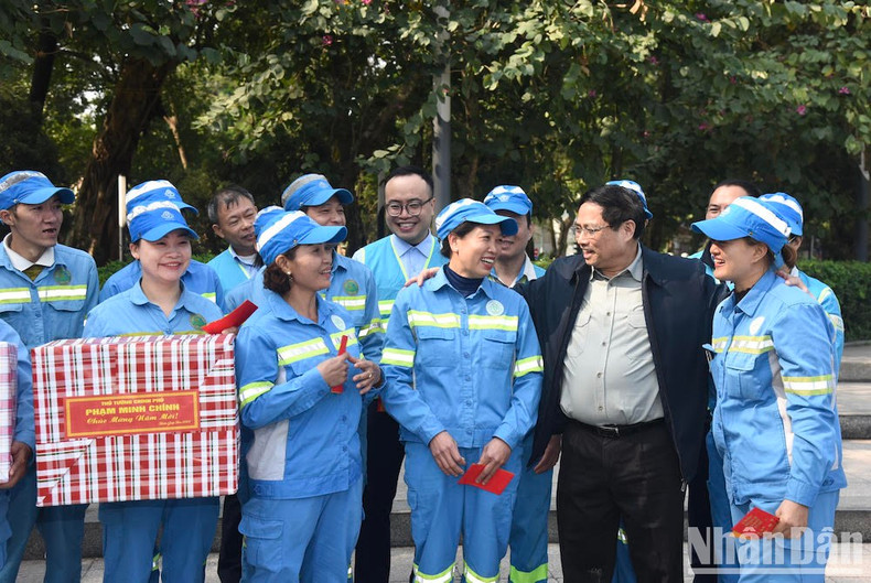 El primer ministro conversa con los obreros.