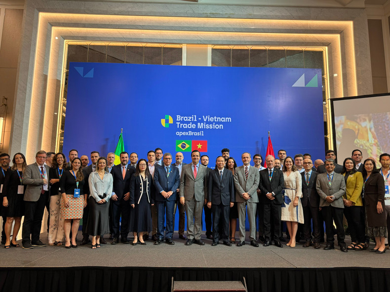 Representantes de las empresas en el evento. Representantes de las empresas en el evento.