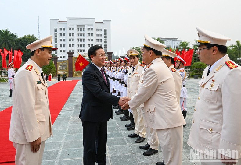 El dirigente legislativo con los oficiales y agentes de Seguridad Pública local.