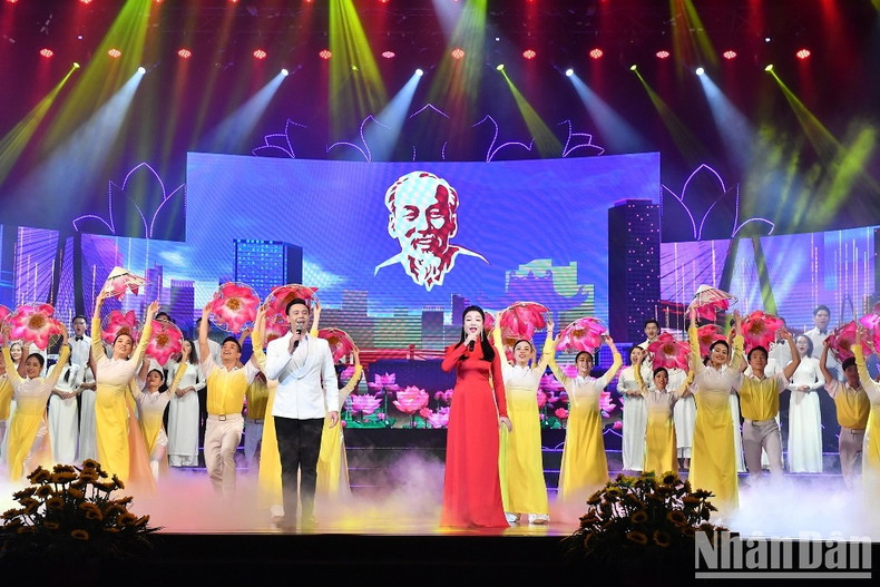 Entregan Premios de divulgación de obras sobre seguimiento de ideología de Ho Chi Minh ảnh 7