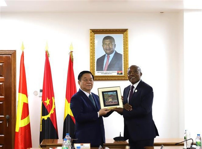 Nguyen Trong Nghia entrega un regalo a Manuel Domigos Augusto, miembro del Buró Político y secretario de Asuntos Exteriores del MPLA. Nguyen Trong Nghia entrega un regalo a Manuel Domigos Augusto, miembro del Buró Político y secretario de Asuntos Exteriores del MPLA.
