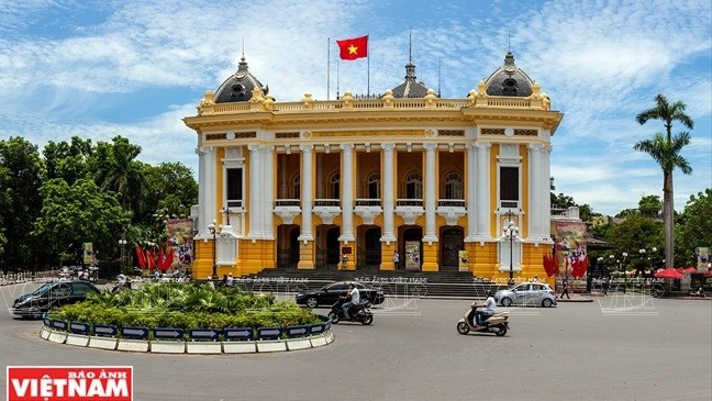 Teatro de la Ópera de Hanói, una obra arquitectónica francesa, constituye un patrimonio cultural de Vietnam que atrae gran interés de turistas extranjeros. Teatro de la Ópera de Hanói, una obra arquitectónica francesa, constituye un patrimonio cultural de Vietnam que atrae gran interés de turistas extranjeros.