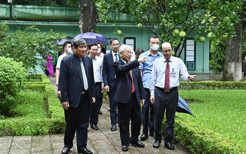 El dirigente visita el recinto de la Zona de Reliquias del Presidente Ho Chi Minh.