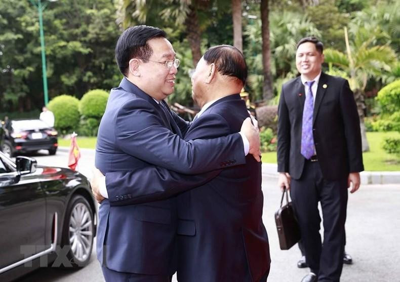 El presidente del Senado de Camboya, Samdech Say Chhum, da la bienvenida al titular del Parlamento de Vietnam, Vuong Dinh Hue.