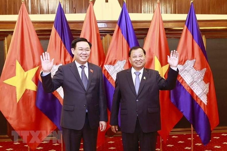 Ambos presidentes legislativos posan juntos para una foto.