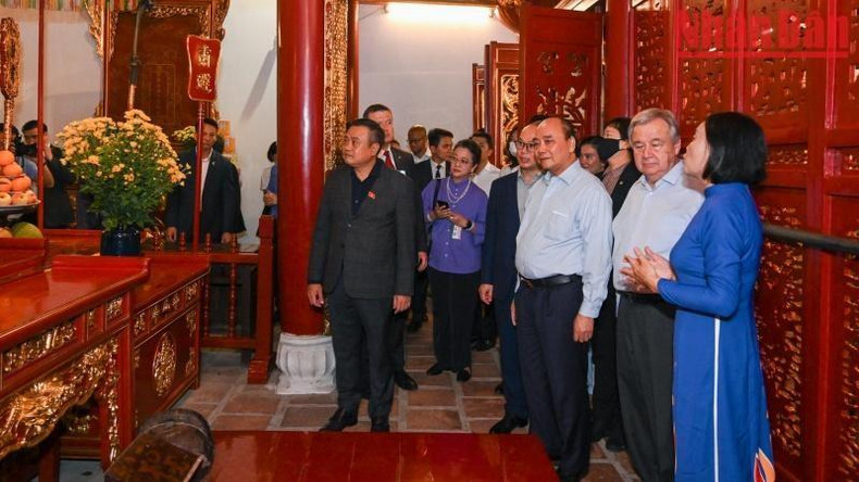 Xuan Phuc y Guterres visitan el templo Ngoc Son.