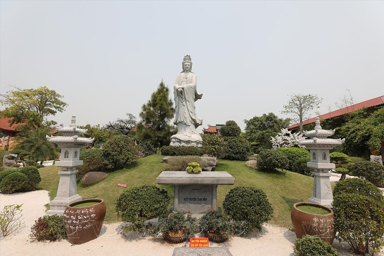 El espacio de la pagoda es puro y pacífico, rodeado de muchos árboles y flores. El espacio de la pagoda es puro y pacífico, rodeado de muchos árboles y flores.