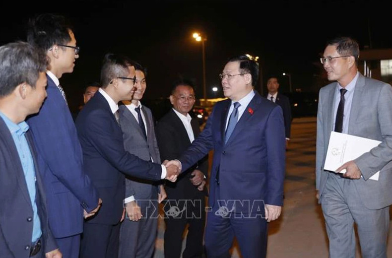 Funcionarios de la Embajada vietnamita en Bulgaria despiden a Dinh Hue.