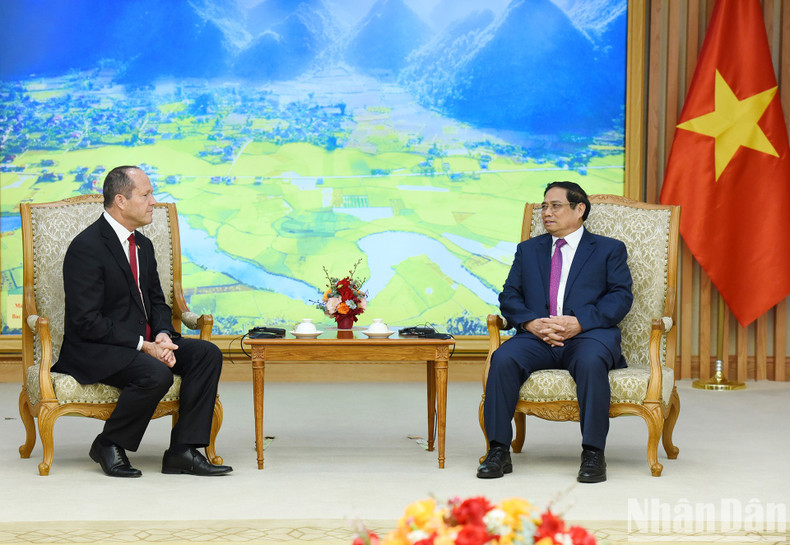 Minh Chinh y Nir Barkat.