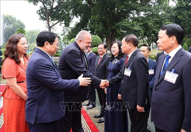 Minh Chinh presenta a su par cubano los delegados vietnamitas. Minh Chinh presenta a su par cubano los delegados vietnamitas.