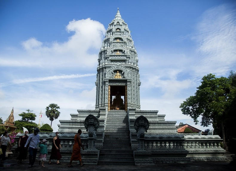 Una estupa de piedra monolítica en los terrenos de la pagoda de Som Rong. Una estupa de piedra monolítica en los terrenos de la pagoda de Som Rong.