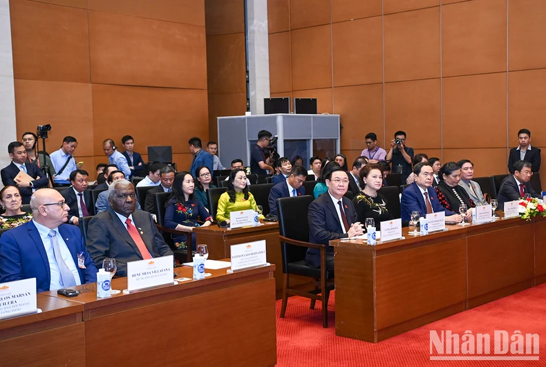 A la ceremonia asisten el presidente de la Asamblea Nacional de Vietnam, Vuong Dinh Hue y su par de Cuba, Esteban Lazo Hernández, junto con actuales y anteriores dirigentes del Parlamento vietnamita. A la ceremonia asisten el presidente de la Asamblea Nacional de Vietnam, Vuong Dinh Hue y su par de Cuba, Esteban Lazo Hernández, junto con actuales y anteriores dirigentes del Parlamento vietnamita.