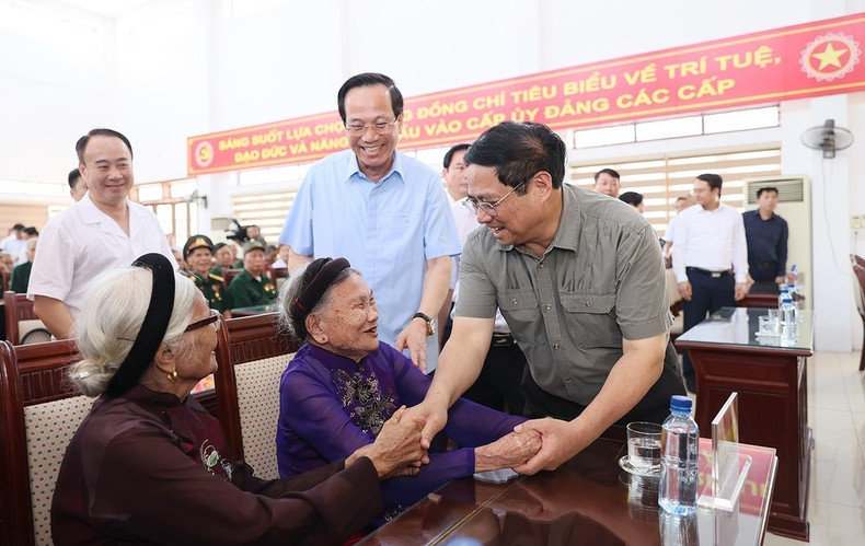 El primer ministro Pham Minh Chinh visita a madres heroicas vietnamitas en el centro de enfermería para inválidos de la guerra de Nho Quan, Ninh Binh, en julio de 2023. El primer ministro Pham Minh Chinh visita a madres heroicas vietnamitas en el centro de enfermería para inválidos de la guerra de Nho Quan, Ninh Binh, en julio de 2023.