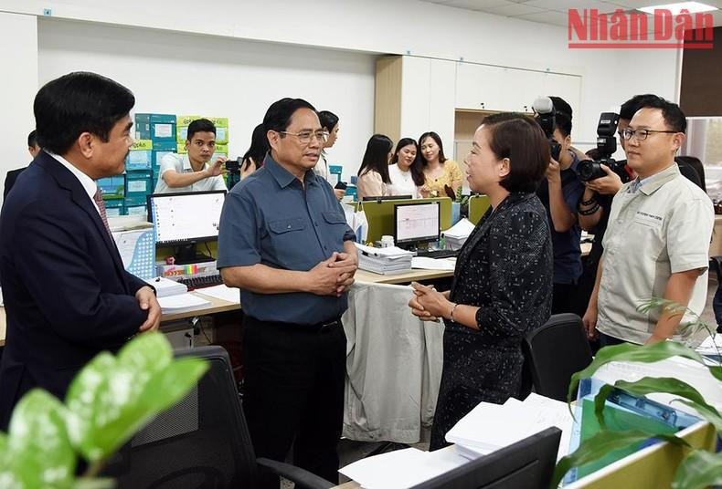El dirigente conversa con los directivos y empleados en la fábrica.