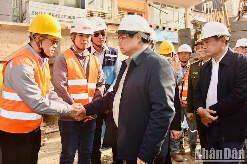 Minh Chinh alienta y felicita por el Tet a los trabajadores en la Estación S12 del proyecto de ferrocarril urbano Nhon-estación Hanói.