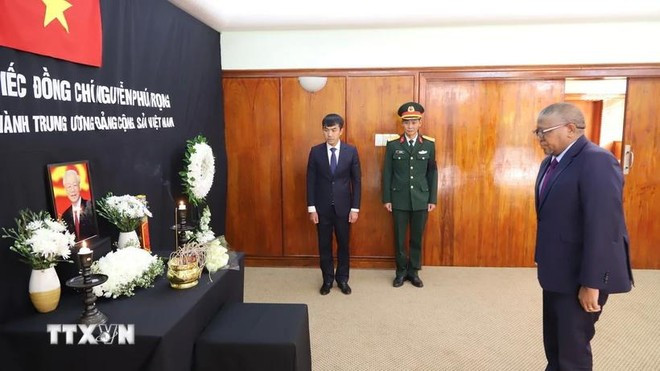 El secretario general del Congreso Nacional Africano (ANC), Fikile Mbalula, rinde homenaje al secretario general Nguyen Phu Trong. (Foto: VNA) El secretario general del Congreso Nacional Africano (ANC), Fikile Mbalula, rinde homenaje al secretario general Nguyen Phu Trong. (Foto: VNA)