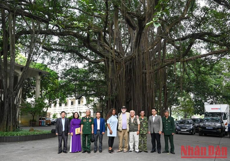 Los delegados toman fotos en la sede del periódico Nhan Dan.