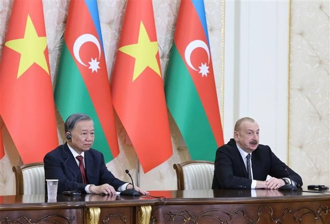 El secretario general del Partido Comunista de Vietnam, To Lam, y el presidente de Azerbaiyán, Ilham Aliyev, en la conferencia de prensa conjunta. El secretario general del Partido Comunista de Vietnam, To Lam, y el presidente de Azerbaiyán, Ilham Aliyev, en la conferencia de prensa conjunta.