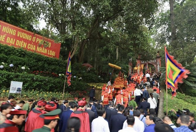 Millones de peregrinos van al Templo de los Reyes Hung en el monte Nghia Linh. Millones de peregrinos van al Templo de los Reyes Hung en el monte Nghia Linh.