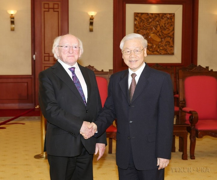 El secretario general del Partido Comunista de Vietnam, Nguyen Phu Trong, recibe al presidente de la República de Irlanda, Michael Daniel Higgins, en una visita de Estado al país indochino (8 de noviembre de 2016). El secretario general del Partido Comunista de Vietnam, Nguyen Phu Trong, recibe al presidente de la República de Irlanda, Michael Daniel Higgins, en una visita de Estado al país indochino (8 de noviembre de 2016).