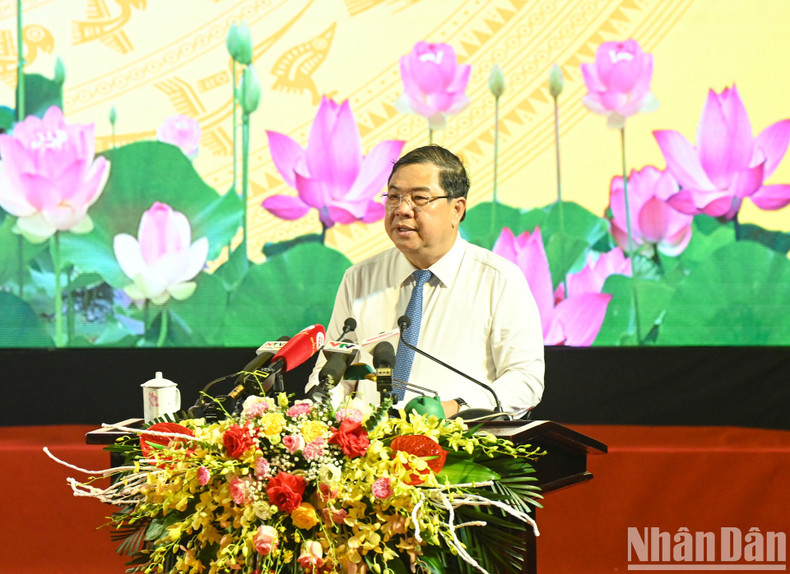 Pham Gia Tuc, secretario del Comité del Partido en Nam Dinh, habla en la cita.