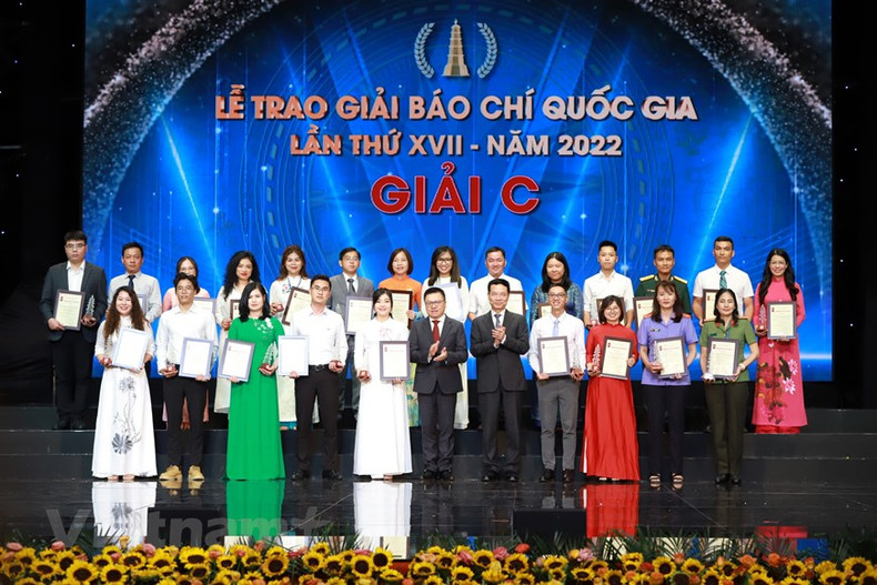 Le Quoc Minh, presidente-editor del diario Nhan Dan, subjefe de la Comisión de Comunicación y Educación del Comité Central del PCV y titular de la Asociación de Periodistas del país y el ministro de Información y Comunicación, Nguyen Manh Hung, otorgan el Premio C a los autores y grupos de autores. Le Quoc Minh, presidente-editor del diario Nhan Dan, subjefe de la Comisión de Comunicación y Educación del Comité Central del PCV y titular de la Asociación de Periodistas del país y el ministro de Información y Comunicación, Nguyen Manh Hung, otorgan el Premio C a los autores y grupos de autores.