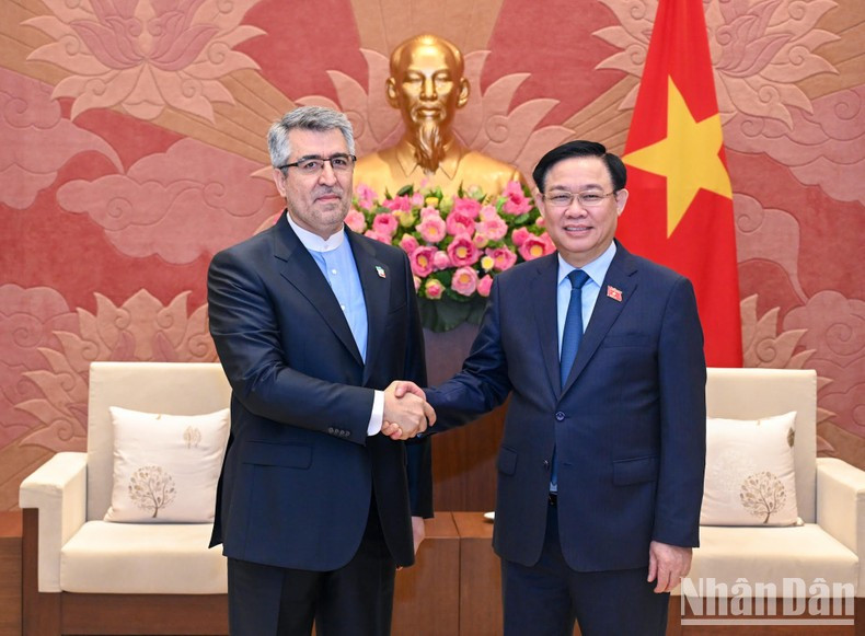 El presidente de la Asamblea Nacional de Vietnam, Vuong Dinh Hue (derecha) y el embajador de Irán en Hanói, Ali Akbar Nazari.