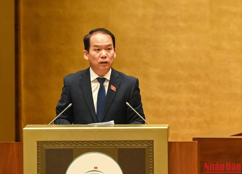 El jefe de la Comisión de Asuntos Jurídicos de la Asamblea Nacional, Hoang Thanh Tung, presenta un informe acerca de las cuestiones importantes de los proyectos de leyes. El jefe de la Comisión de Asuntos Jurídicos de la Asamblea Nacional, Hoang Thanh Tung, presenta un informe acerca de las cuestiones importantes de los proyectos de leyes.