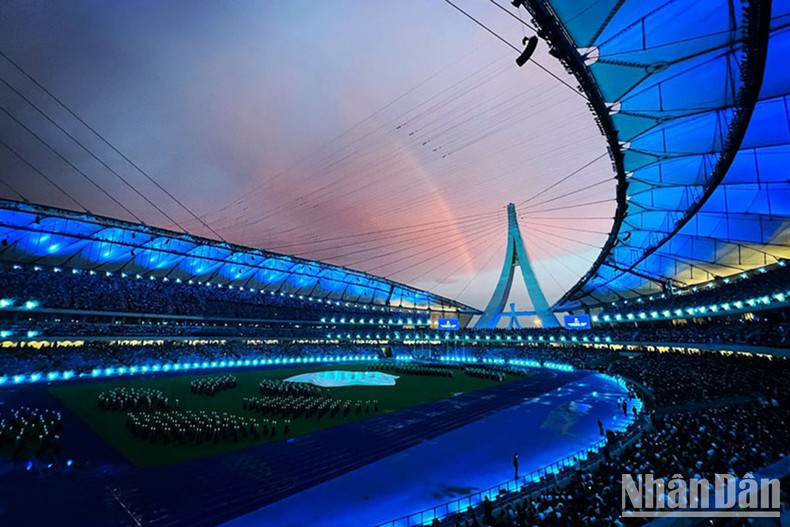 La ceremonia inaugural comenzó a las 19:00 horas. La ceremonia inaugural comenzó a las 19:00 horas.