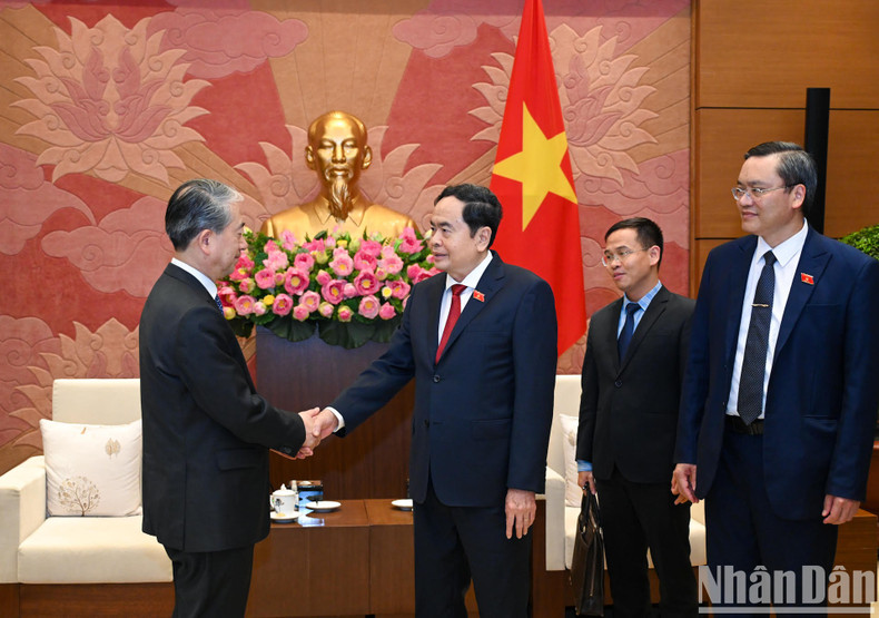 Thanh Man se despide del embajador chino.