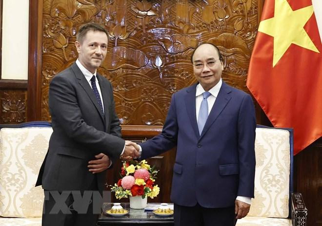 El presidente de Vietnam, Nguyen Xuan Phuc (derecha), recibe al embajador húngaro en Hanói, Baloghdi Tibor. (Foto: VNA) El presidente de Vietnam, Nguyen Xuan Phuc (derecha), recibe al embajador húngaro en Hanói, Baloghdi Tibor. (Foto: VNA)