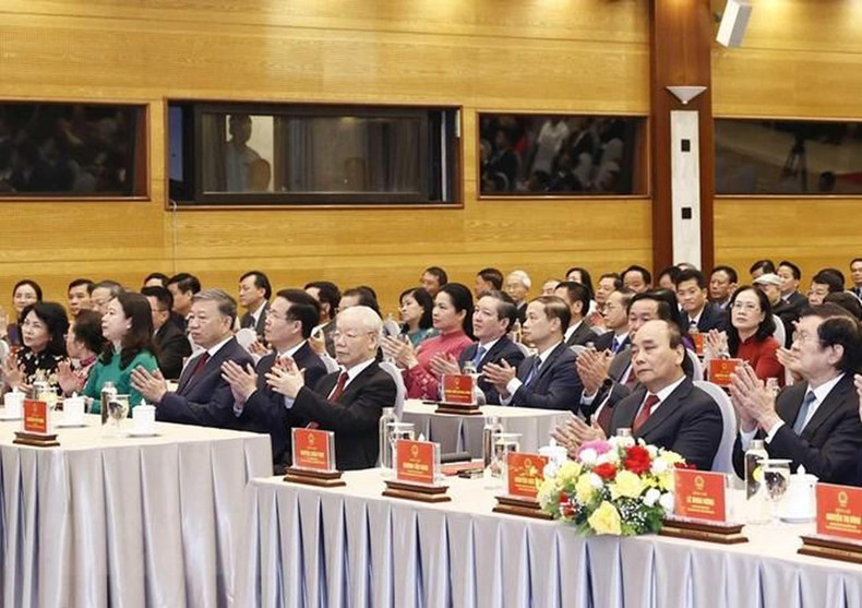 El secretario general del PCV, Nguyen Phu Trong, el presidente Nguyen Xuan Phuc y otros dirigentes, exdirigentes del Partido y Estado y los delegados asistentes al acto. El secretario general del PCV, Nguyen Phu Trong, el presidente Nguyen Xuan Phuc y otros dirigentes, exdirigentes del Partido y Estado y los delegados asistentes al acto.