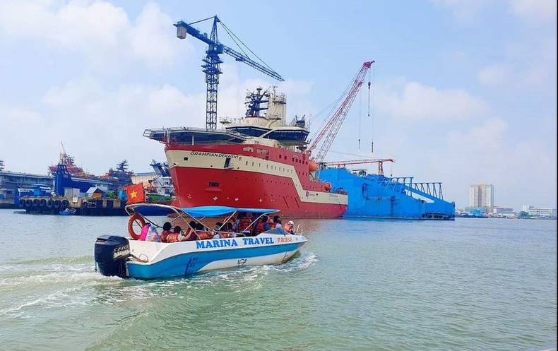 Un gran buque de servicio de petróleo y gas anclado en el puerto. Un gran buque de servicio de petróleo y gas anclado en el puerto.