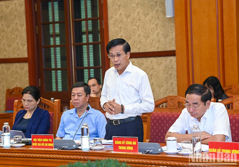 Habla Hoang Phuc Lam, subsecretario permanente del Comité del Partido de la Academia Nacional Política Ho Chi Minh. Habla Hoang Phuc Lam, subsecretario permanente del Comité del Partido de la Academia Nacional Política Ho Chi Minh.