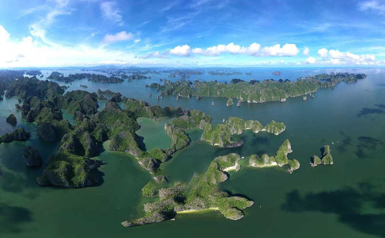 La belleza de numerosas islas pequeñas de la bahía de Bai Tu Long vistas desde arriba.