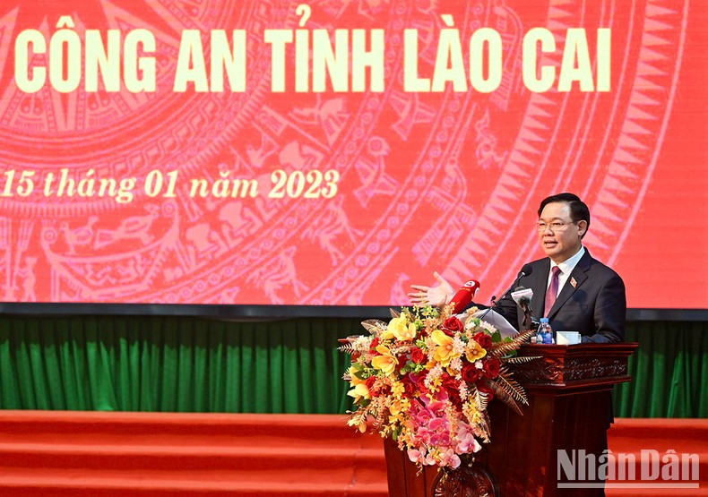 Dinh Hue alienta a agentes de Seguridad Pública de Lao Cai.