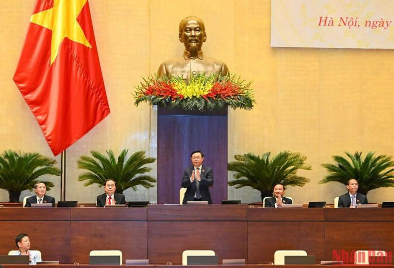 El titular de la Asamblea Nacional, Vuong Dinh Hue, y los vicepresidentes legislativos en la reunión. El titular de la Asamblea Nacional, Vuong Dinh Hue, y los vicepresidentes legislativos en la reunión.