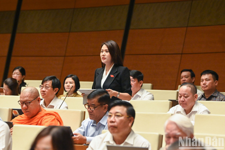 habla Vuong Thi Huong, parlamentaria de la provincia de Ha Giang.